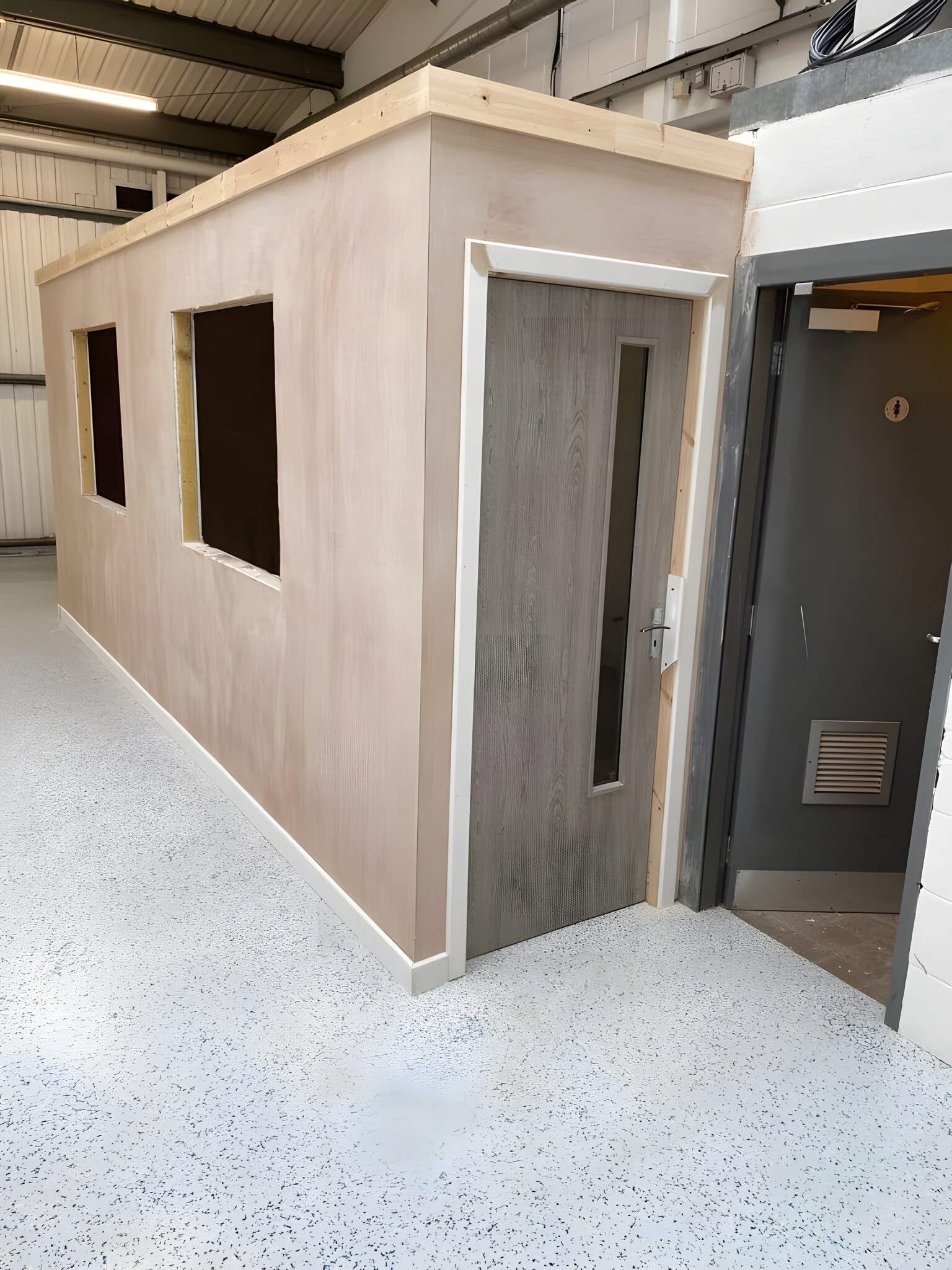 Partition office built inside an industrial unit