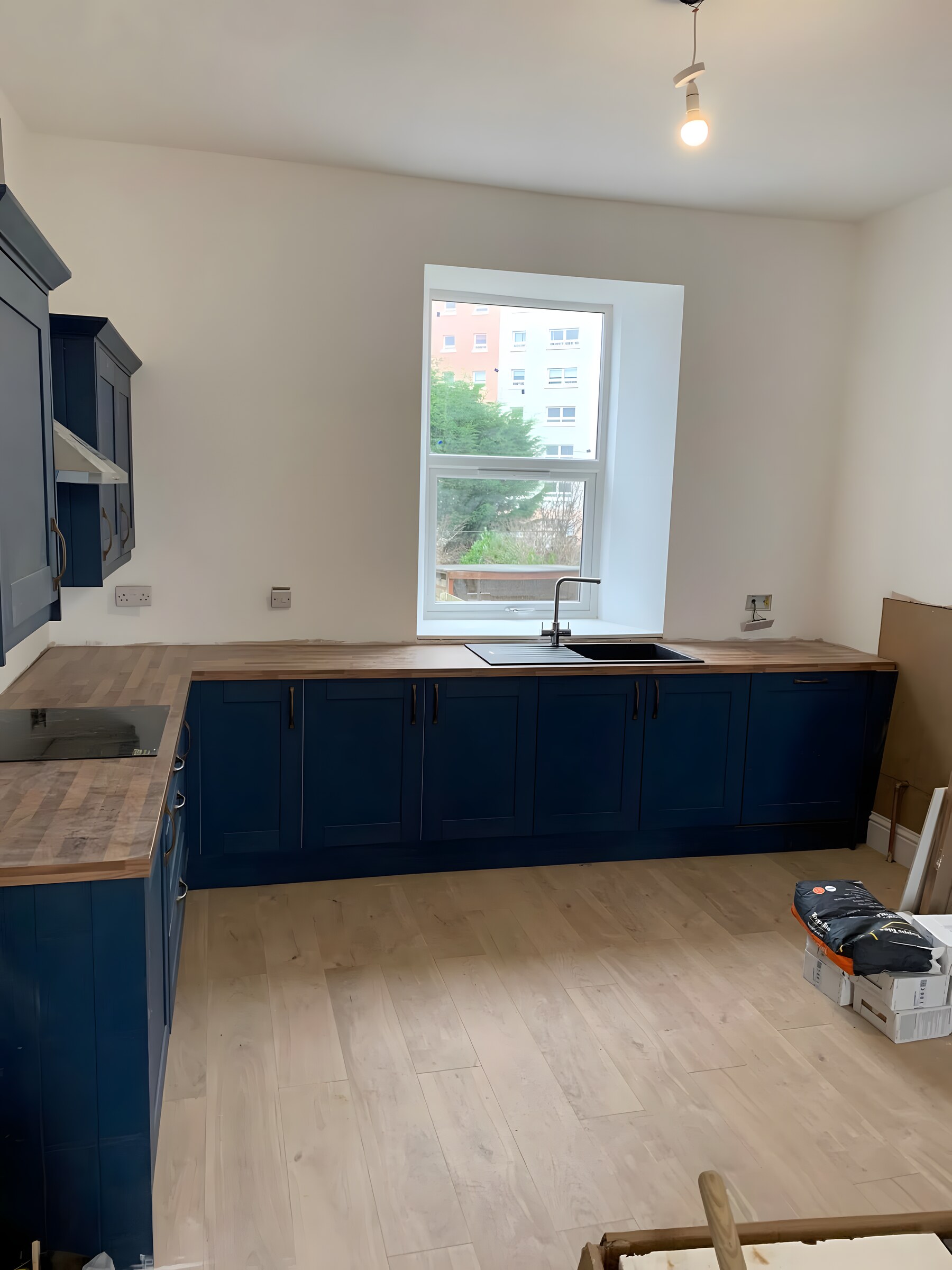 Navy shaker and oak going into a flat