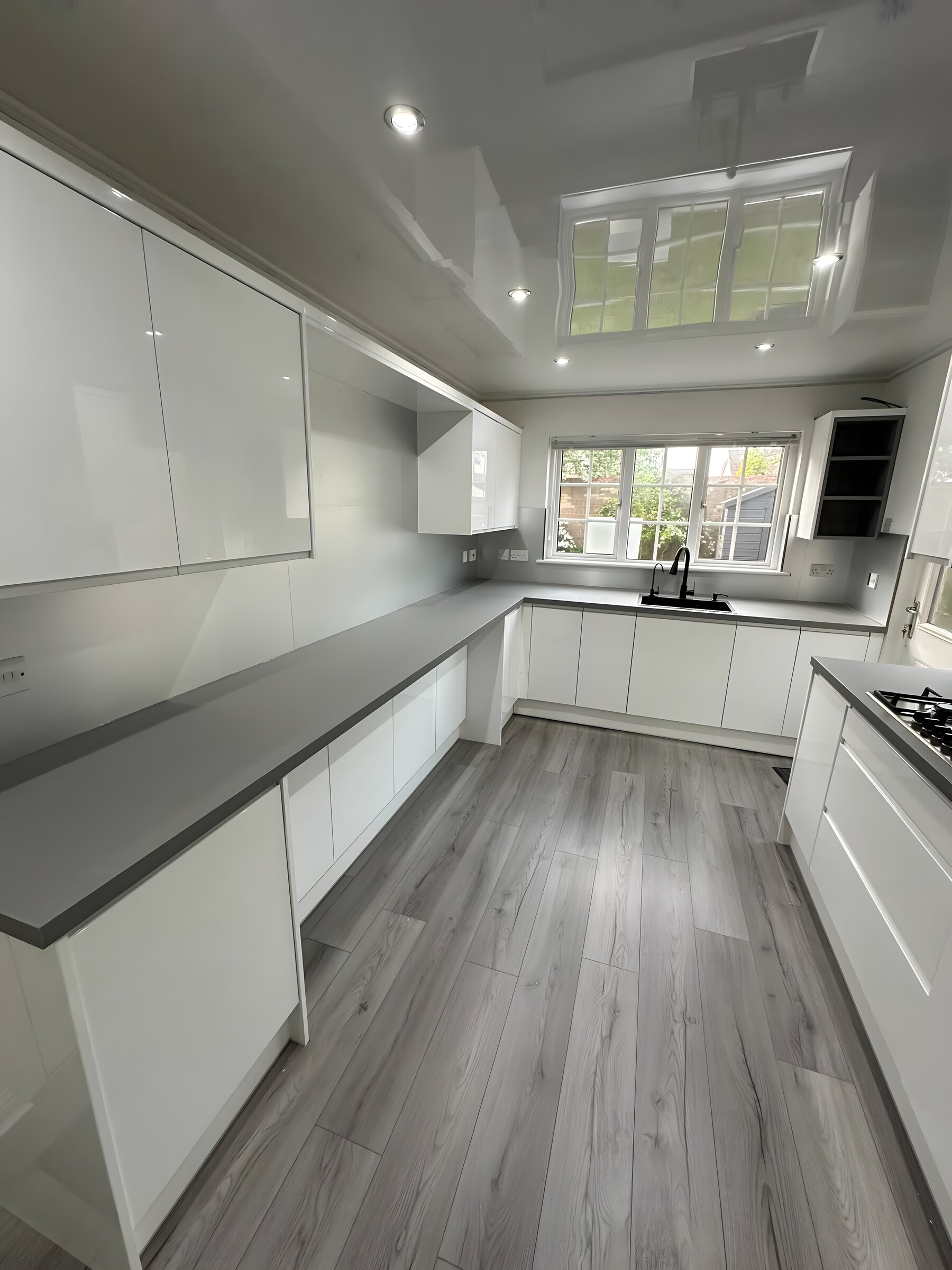 White gloss handleless, grey worktop